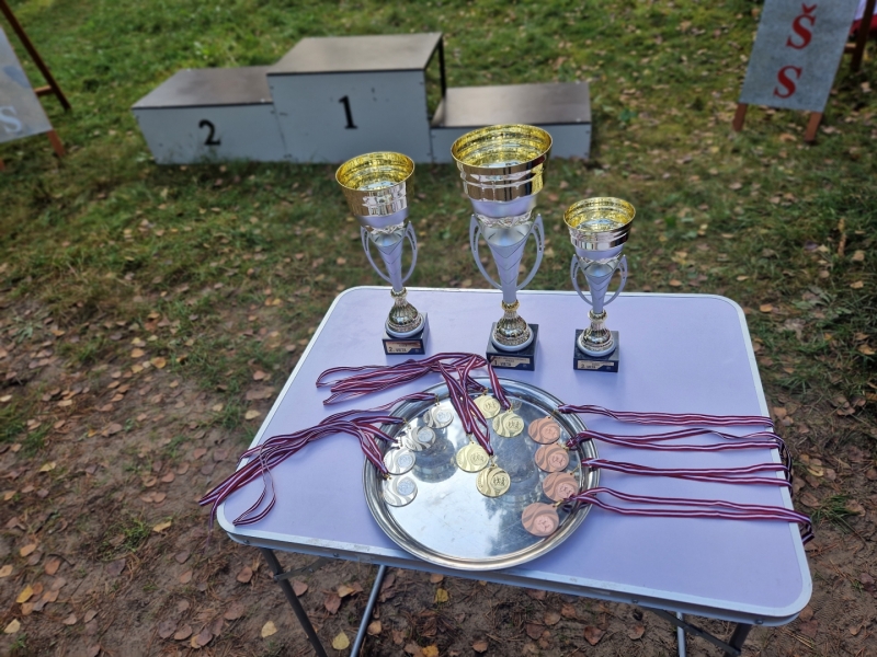 Sacensību kausi un medaļas