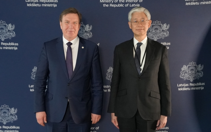 Iekšlietu ministrs un Japānas pilnvarotais vēstnieks