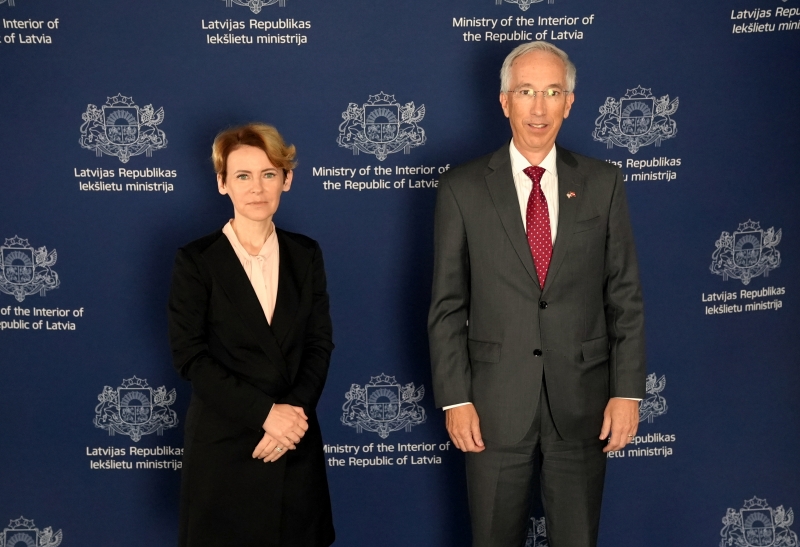 ministre un ASV vēstnieks