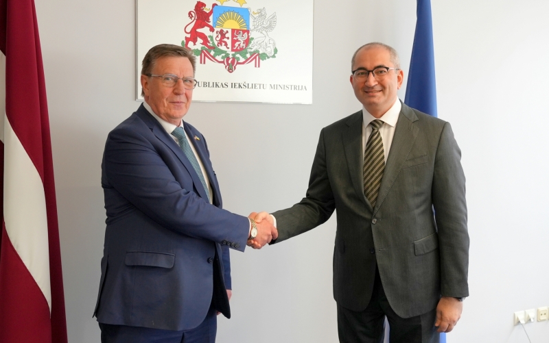 Iekšlietu ministrs spiež roku Azerbaidžānas vēstniekam Latvijā