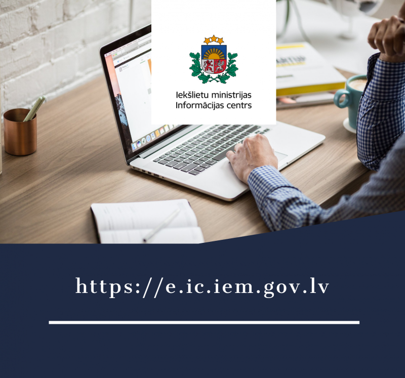 Darba galds ar portatīvo datoru