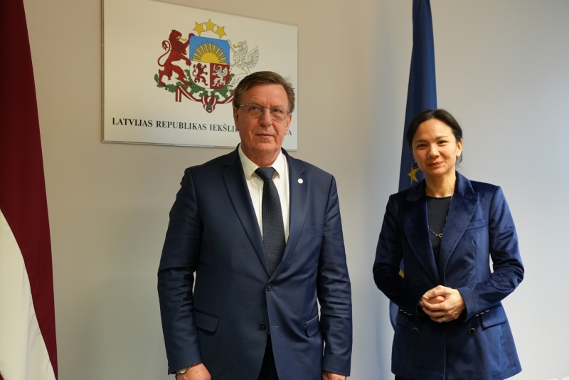 ministrs ar vēstnieci