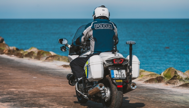 policists uz motocikla