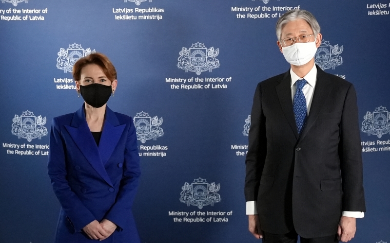 Iekšlietu ministre tiekas ar Japānas vēstnieku