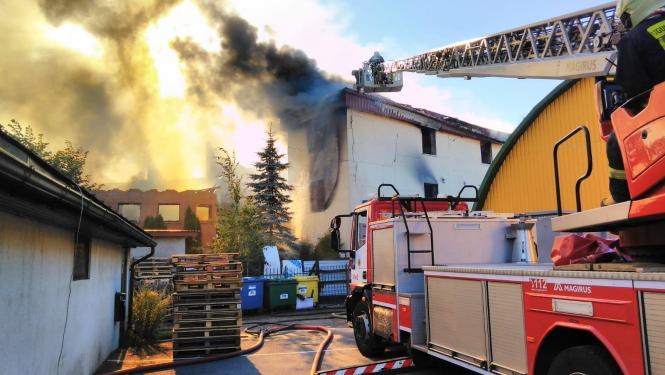 Ugunsdzēsēji dzēš māju