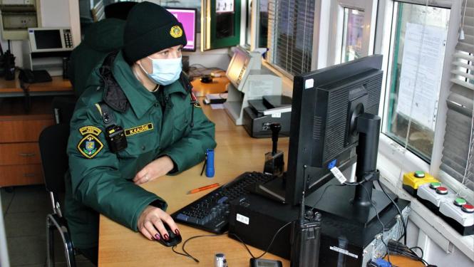 robežsargs veicot darbu pie datora