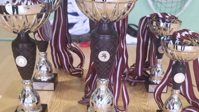 Kausi, medaļas uzlikti uz galda