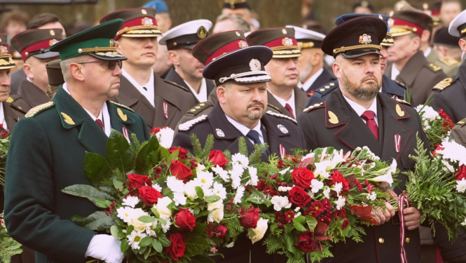 Lāčplēša dienā Iekšlietu ministrijas un dienestu vadība noliek ziedus Brāļu kapos