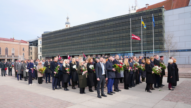 iekšlietu ministrs Rihards Kozlovskis un valsts sekretārs Dimitrijs Trofimovs noliek ziedus pie Padomju okupācijas upuru piemiņas memoriāla 