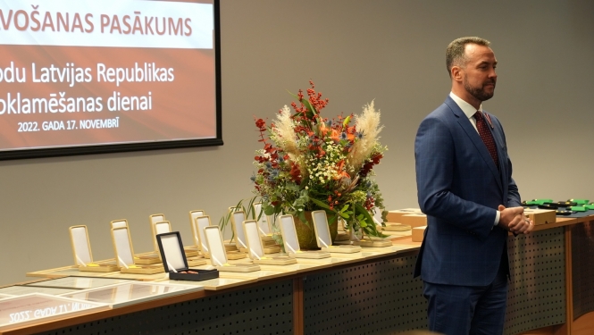 Ministrs apbalvošanā