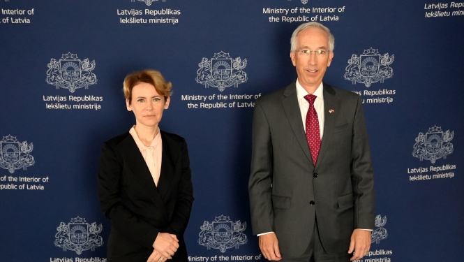 ministre un ASV vēstnieks