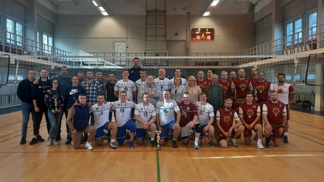 Cilvēki sporta zālē