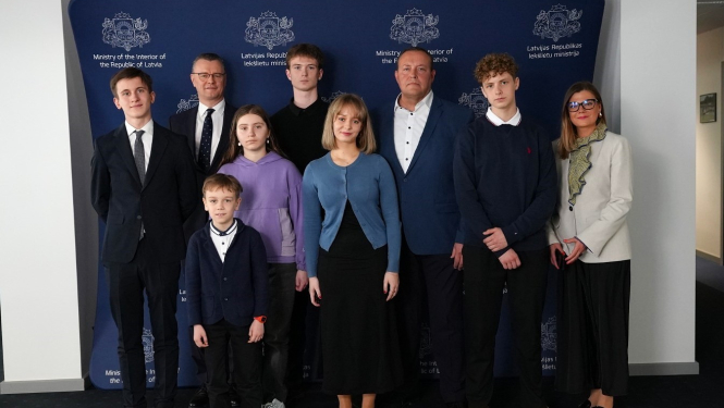 vadība ar ēnotājiem pie bannera