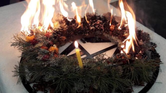 degošs Adventes vainags