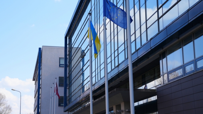 Iekšlietu ministrija, kur plīvo Latvija, Eiropas Savienības un Ukrainas karogi