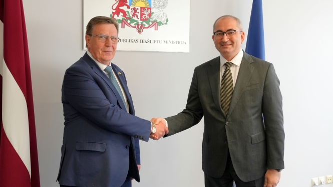 Iekšlietu ministrs spiež roku Azerbaidžānas vēstniekam Latvijā