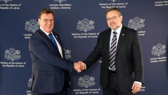 Iekšlietu ministrs Māris Kučinskis un  Kanādas vēstnieks Latvijā Braiens Svorks