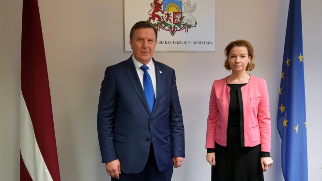 iekšlietu ministrs un vēstniece