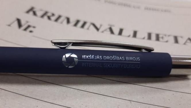 Pildspalva un krimināllietas mape