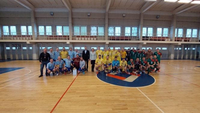 Cilvēki sporta zālē