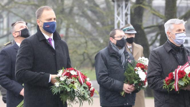 Ziedu nolikšana 18.novembrī