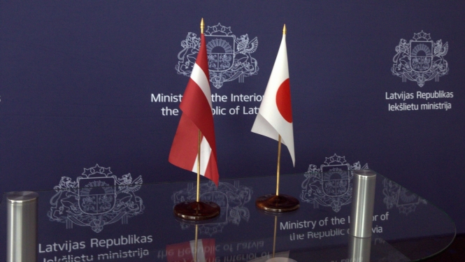 Japānas un Latvijas karogi