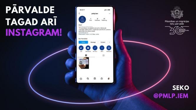 Rokā tur telefonu, kurā redzams PMLP jaunais instagram konts