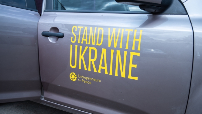 Mašīnas durvis ar uzrakstu Stand with Ukraine