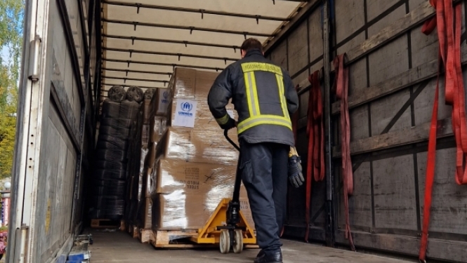 Ugunsdzēsējs ved kravas kastes