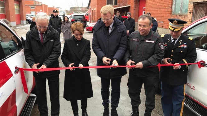 Iekšlietu ministre kopā ar ASV sadarbības partneriem griež sarkanu lentīti