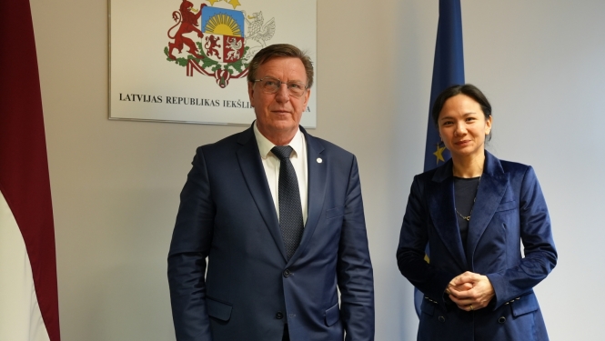 ministrs ar vēstnieci