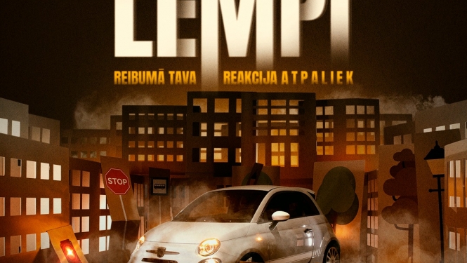 Nebrauc Lempī balta mašīna priekšplānā, aizmugurē daudzstāvu mājas ar gaismām logos