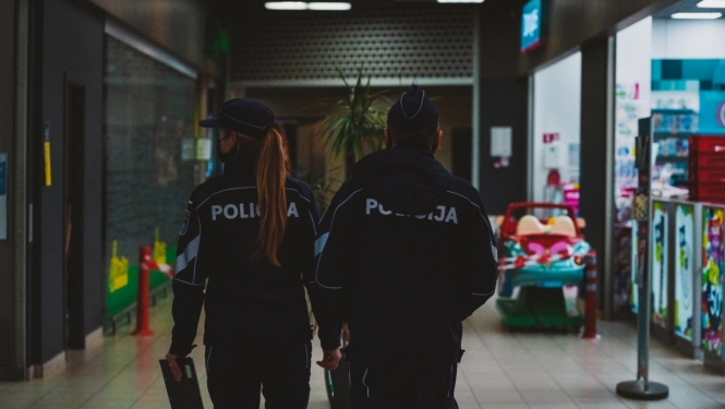 Valsts policija tirdzniecības centrā