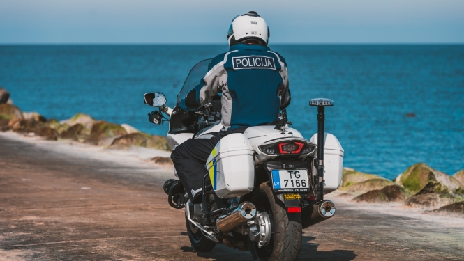 policists uz motocikla