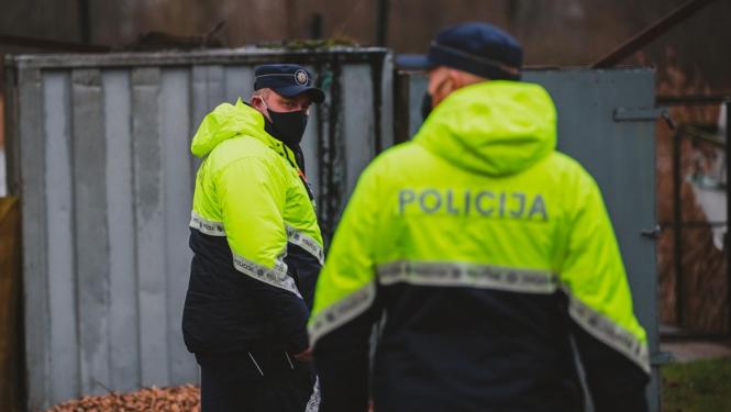 policija veicot pārbaudes