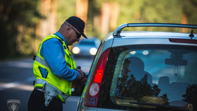 Policists pie automašīnas