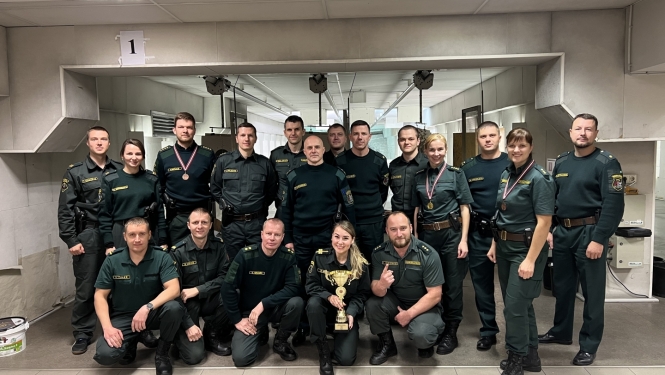 Robežsargu kopbilde iekštelpā