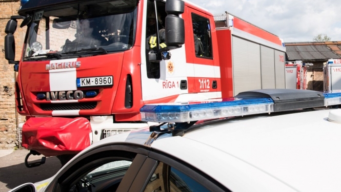ugunsdzēsēju un policijas auto