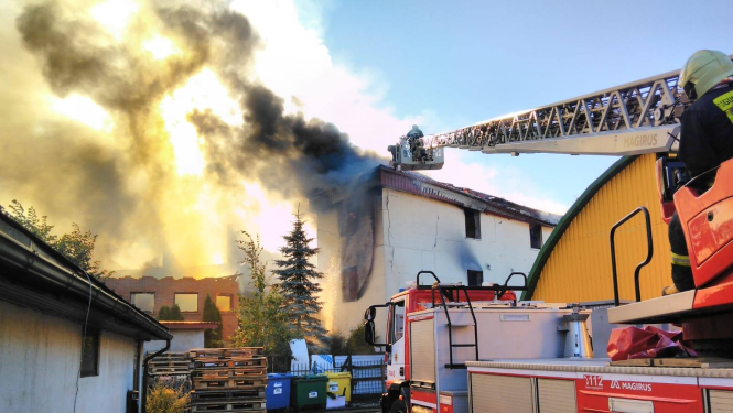 Ugunsdzēsēji dzēš māju