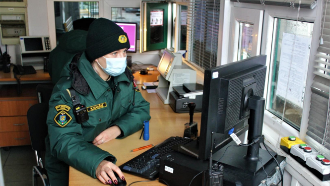 robežsargs veicot darbu pie datora