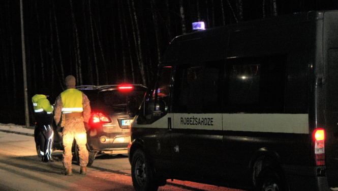 robežsargi, policisti un zemessargi veic pārbaudi