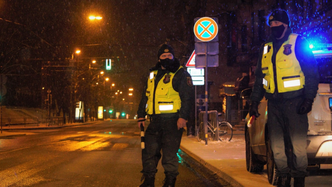 valsts robežsardzes divas amatpersonas uz ielas naktī