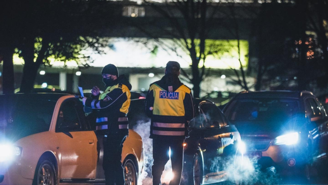 Valsts policija mājsēdes kontroles laikā