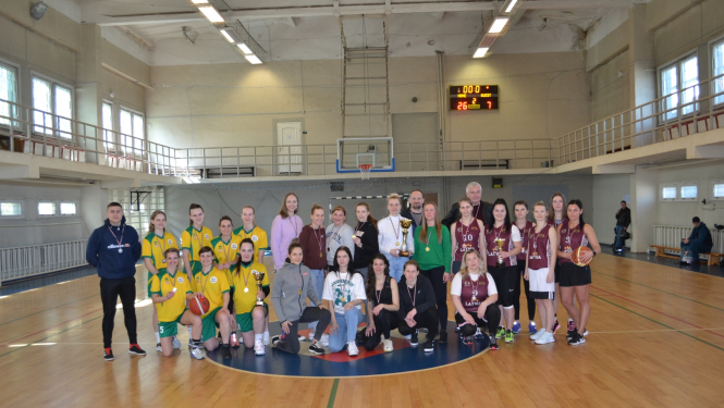 Sacensības baksetbolā sievietēm