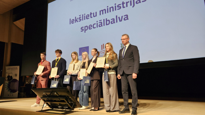 Skolēni saņem IeM specbalvu