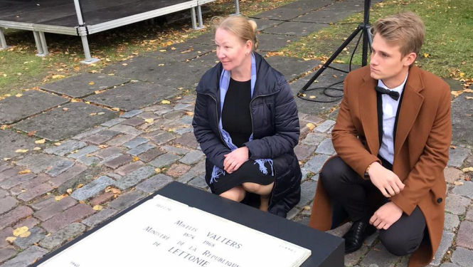 Miķeļa Valtera kapa plāksne nodota Liepājas muzejam