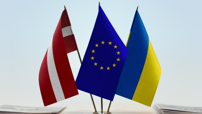 Latvijas, Eiropas Savienības un Ukrainas karogi