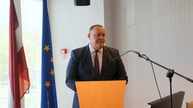 Ministrs R. Kozlovskis sveic nozares darbiniekus 4. maijā