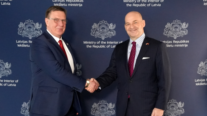 Iekšlietu ministrs Māris Kučinskis un ASV vēstnieks Latvijā Kristofers Robinsons 