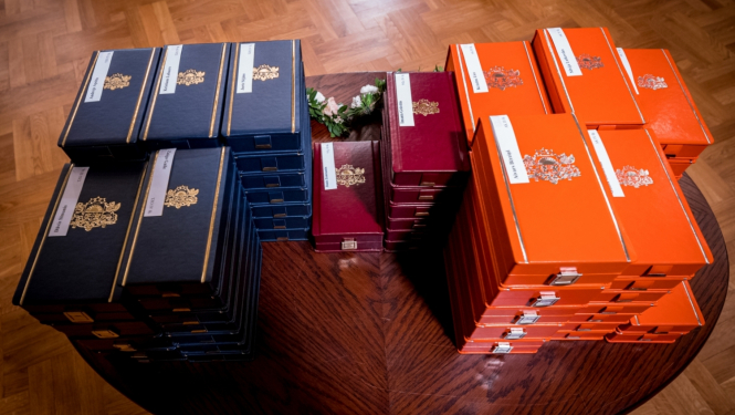 Krāsainas kastītes uz galda